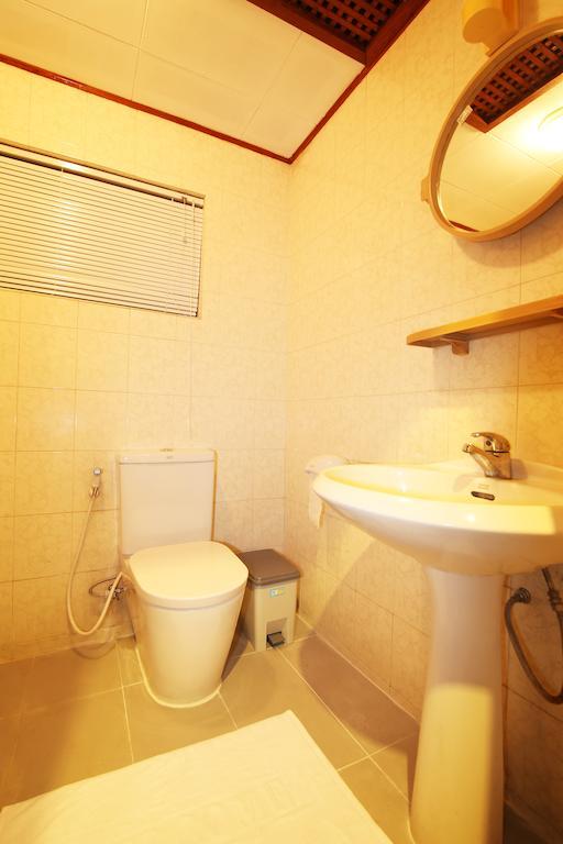Hundred Moon Hotel Yangon Room photo